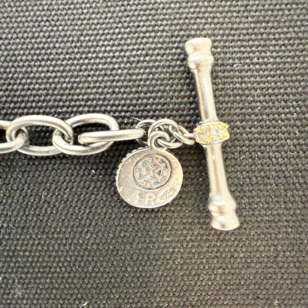 Chic Silver Chain Bracelet with Textured Accents - Picture 4 of 5